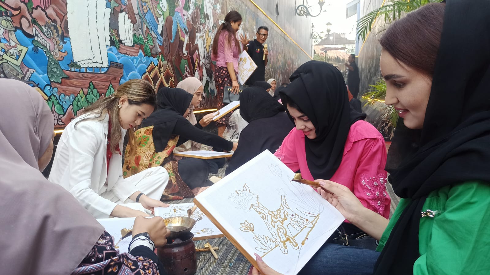 Mahasiswa dari berbagai daerah berbondong-bondong menuju ke Kampoeng Djadhoel Semarang atau yang lebih dikenal kampung Batik, Rejomulyo Semarang Timur. Mereka menghadiri acara peringatan Sumpah Pemuda