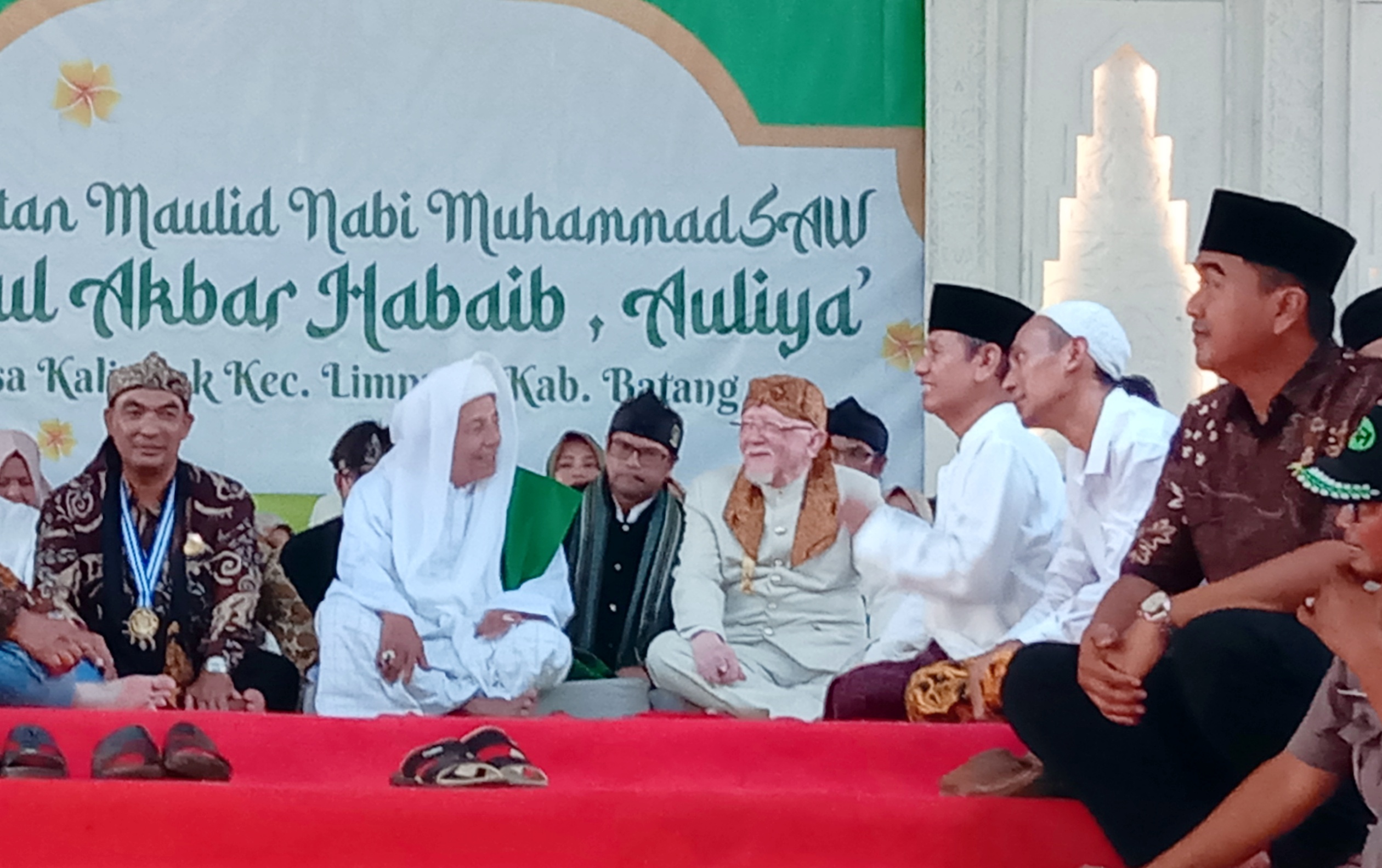 HAUL AKBAR : Habib Lutfi bin Yahya dan Maharaja Sumedang Larang Sri Radya HRI Lukman Soemadisoeria berdampingan di acara puncak haul akbar di Desa Kalisalak, Kecamatan Limpung, Minggu (29/10). (ist)