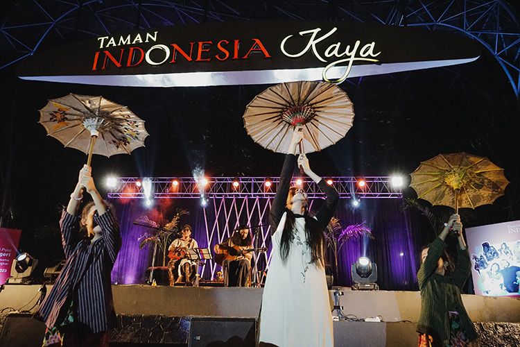 Pertunjukan musikalisasi puisi di Taman Indonesia Kaya bersama RedaWibi dan Teater Lingkar, ajak generasi muda rayakan Bahasa Indonesia di peringatan Hari Sumpah Pemuda.