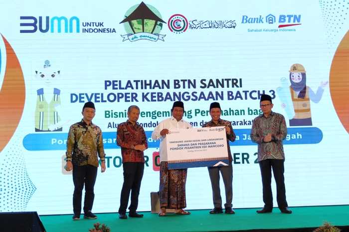 Direktur Utama Bank BTN Nixon LP Napitupulu memberikan bantuan langsung pada Pengasuh Ponpes Edi Mancoro Muhammad Hanif pada Pembukaan Pelatihan BTN Santri Developer Kebangsaan Batch 3.