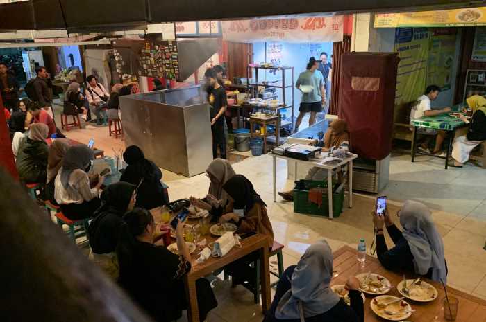 Sejumlah pengunjung Kedai Pinara rela antre untuk bisa menikmati tempat nongkrong yang unik di Kota Semarang.