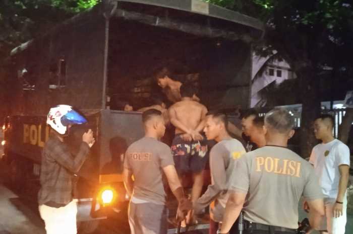 Para remaja ditangkap karena akan tawuran saat akan dibawa ke Mapolrestabes Semarang Sabtu (28/10) dinihari.