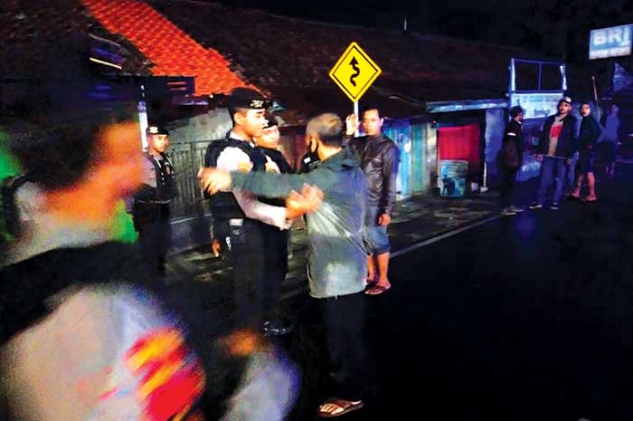 Petugas Polres Wonosobo mengamankan lokasi bentrok antarwarga di Desa Gadingrejo, Kecamatan Kepil.