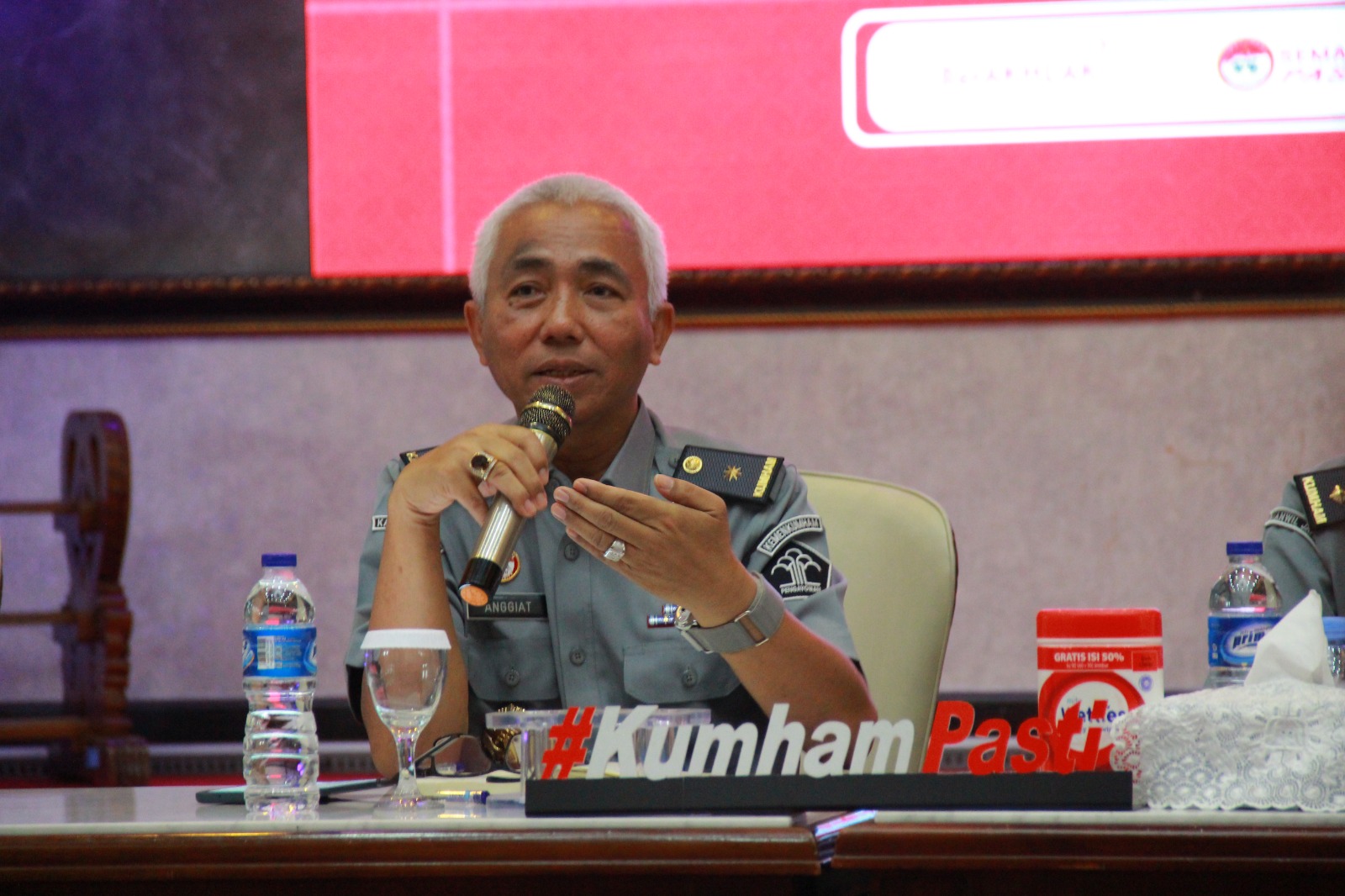 Kepala Divisi Pelayanan Hukum dan HAM, Anggiat Ferdinan memberikan pengarahan awalnya jajaran pegawai Kantor Wilayah Kementerian Hukum dan HAM Jawa Tengah, pada Senin (30/10) di Aula Kresna Basudewa.