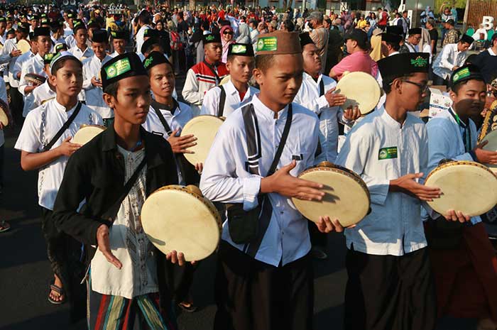 Para penabuh rebana saat memeriahkan Pawai Kauman Kampung Quran dari Simpanglima hingga ke Aloon-aloon Masjid Agung Kauman Semarang Minggu (29/10).