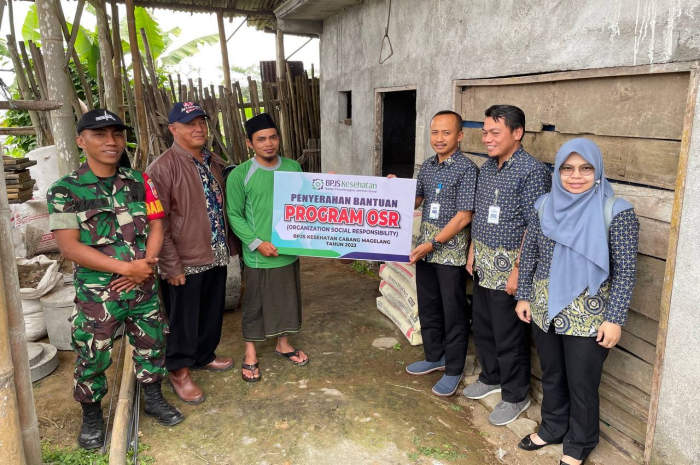 BPJS Kesehatan Cabang Magelang menyerahkan bantuan untuk mendukung program jambanisasi di Desa Pulosaren, Kecamatan Kepil, Kabupaten Wonosobo.