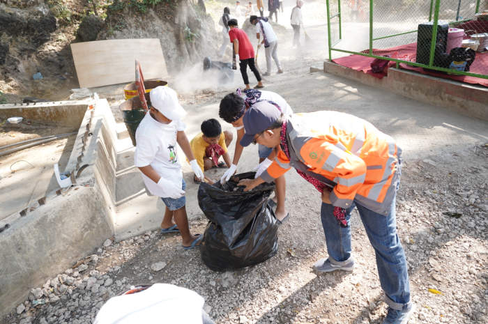 PT Semen Gresik berkolaborasi dengan generasi muda desa sekitar perusahaan mengadakan aksi sapta pesona sumber mata air Sendang Brubulan di Desa Pasucen, Kecamatan Gunem, Kabupaten Rembang (27/10).