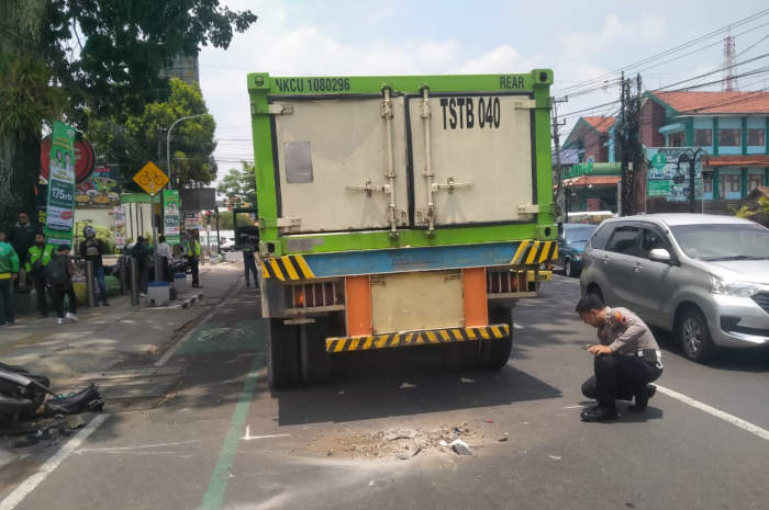 Polisi melakukan olah TKP kecelakaan di Kauman Salatiga.