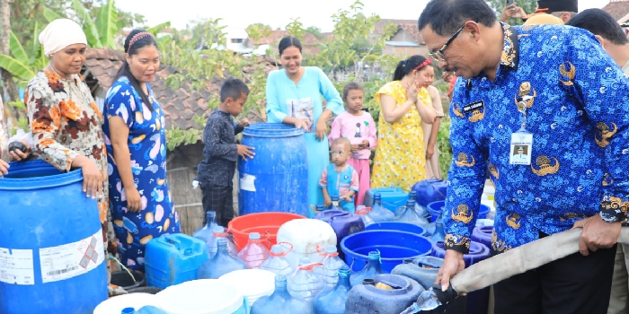 SALURKAN AIR BERSIH : Pj Gubernur Jawa Tengah, Nana Sudjana membantu menyalurkan air bersih kepada warga Jawa Tengah  yang dilanda kekeringan akibat musim kemarau.