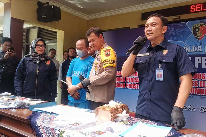 Direktur Ditreskrimsus Polda Jawa Tengah Kombes Pol Dwi Subagio saat menjabarkan modus prostitusi online yang dijalankan tersangka RW dalam konferensi pers di Mapolda Jateng Senin (30/10).
