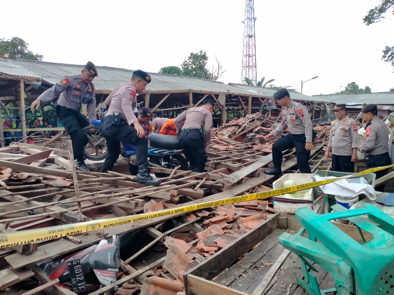 ROBOH: Suasana di lokasi sesaat setelah peristiwa, Rabu (1/11)