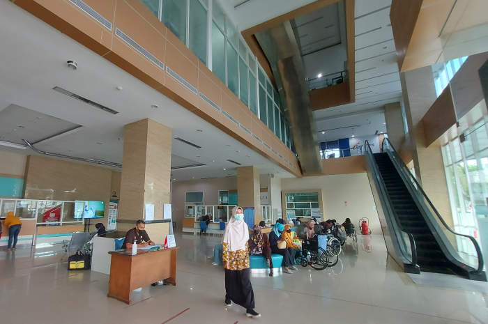 Suasana pelayanan di lobby RSUD Tidar Kota Magelang. (PUPUT PUSPITASARI/JAWA POS RADAR SEMARANG)