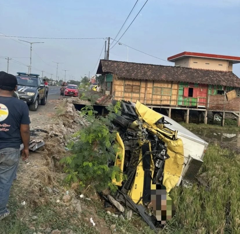 Kecelakaan maut terjadi di Jalan Lingkar Weleri Rabu (1/11) pagi. Peristiwa ini melibatkan dua kendaraan jenis truk. Akibatnya dua orang tewas di lokasi kejadian.