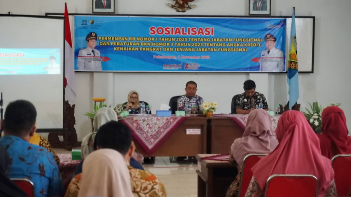 SOSIALISASI &ndash; Pejabat fungsional di Kota Pekalongan saat ikut sosialisasi tentang kepegawaian di Gedung Diklat Kota Pekalongan, Rabu (1/11).