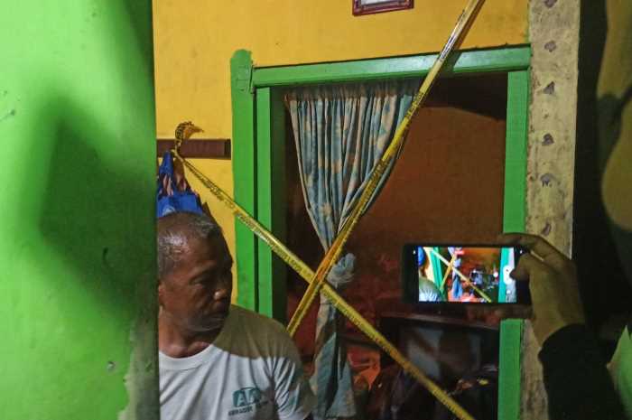 Polisi memberikan police line di kamar korban bocah 12 tahun yang diduga meninggal tidak wajar.