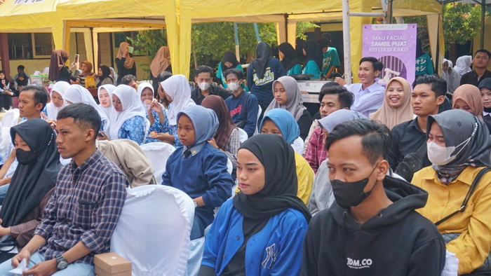 ANTRI - Ratusan pencari kerja saat menunggu panggilan tes dan wawancara pada Job Fair 2023 di SMKN 2 Pekalongan, Rabu (1/11).