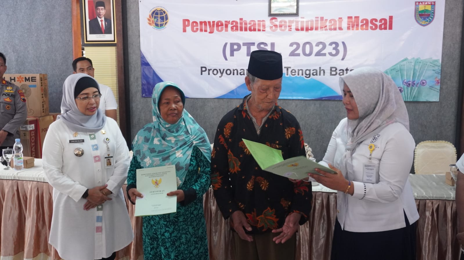 CEPAT: Penjabat Bupati Batang Lani Dwi Rejeki menyerahkan sertifikat program PTSL di Kelurahan Proyonanggan Tengah, Kecamatan Batang. (istimewa)