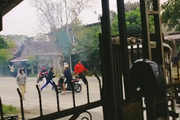 Tangkapan layar aksi tawuran yang dilakukan dua kelompok remaja di jalan tembus Patebon, Kendal.