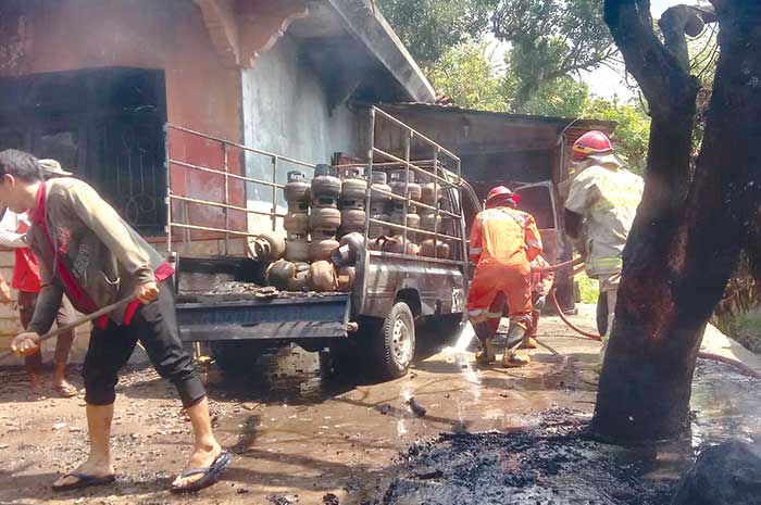Mobil pikap yang berisi gas LPG 3 kg terbakar di Dusun Pondok Desa Sendangan, Bringin.