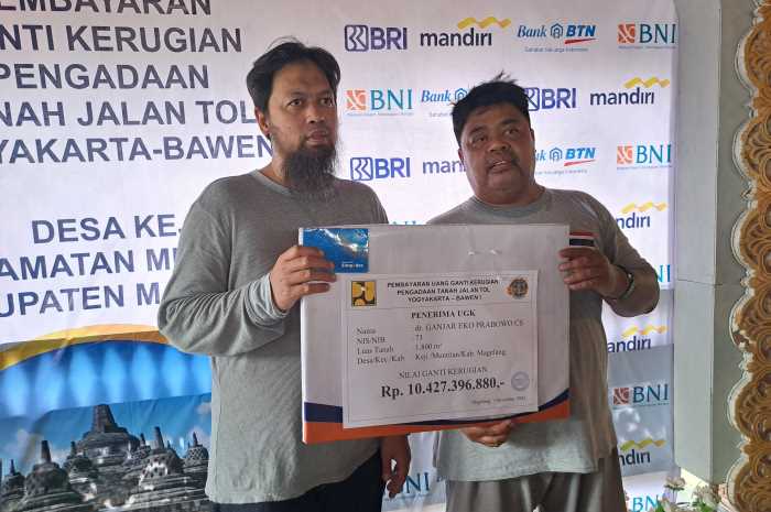 Ganjar Eko Prabowo (kanan) bersama adiknya (kiri), warga penerima UGR jalan tol Jogjakarta-Bawen yang sudah dibayarkan pada Rabu (1/11) di Djoglo Djembar Muntilan, Kabupaten Magelang.