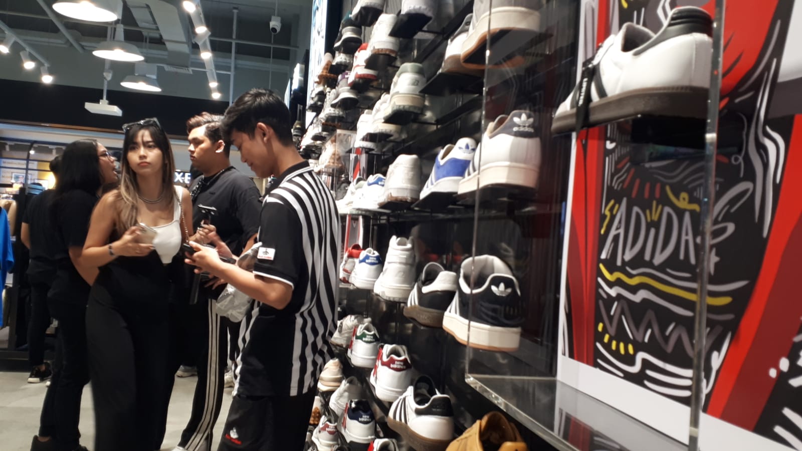 Para pecinta sneakers Semarang menyerbu gerai Foot Locker yang baru saja dibuka di Duta Pertiwi Mall.