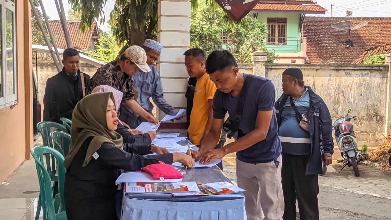 Masyarakat penerima bantuan saat melakukan registrasi kepada Kemensos melalui Sentra Antasena