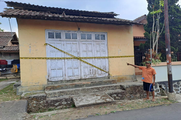 Ketua RT 7 Musthofa Tamimi menunjukkan rumah yang digunakan untuk menyimpan produk keripik pisang bercampur narkotika, kondisi saat ini rumah sudah diberi garis polisi, Jumat (3/11).