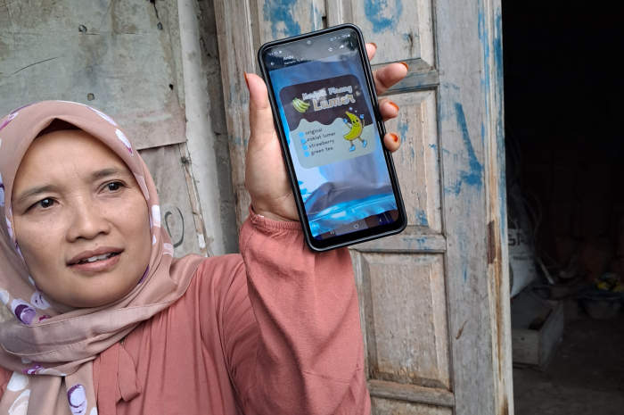 Pemilik rumah kontrakan Supriyati, 51, saat menunjukkan kemasan keripik pisang rasa coklat. ROFIK SYARIF G P/RADAR SEMARANG
