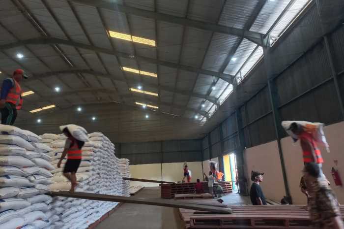 Petugas sedang memindahkan beras impor dari Kamboja ke dalam gudang Bulog Semarang Kamis (2/11).