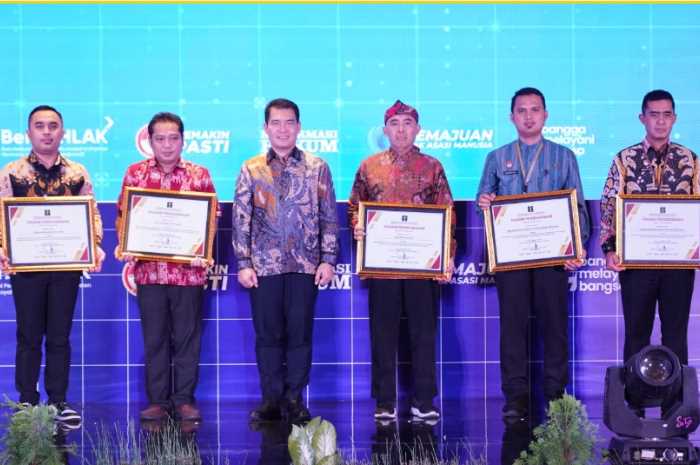 Kepala Sub Bidang Pelayanan Kekayaan Intelektual (KI) Kemenkumham Jateng, Tri Junianto menerima penghargaan sebagai PPNS Terbaik I, Rabu (1/11).&nbsp;