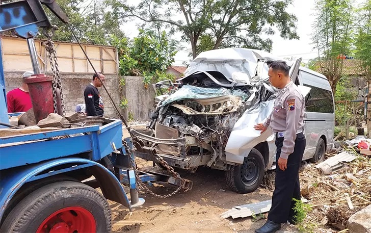 Minibus yang menabrak truk tronton di Tol Semarang-Solo dievakuasi di Mako Satlantas Polres Boyolali, Jumat (3/11). (RAGIL LISTIYO/RADAR SOLO)