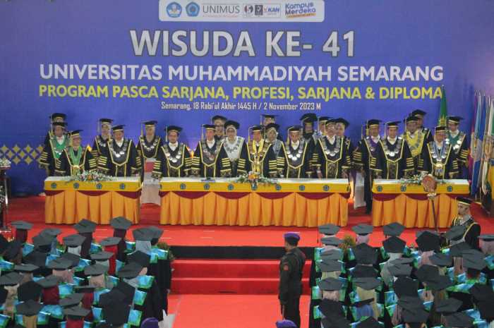 Rektor Unimus Prof Masrukhi mewisuda 1.264 mahasiswa.&nbsp;