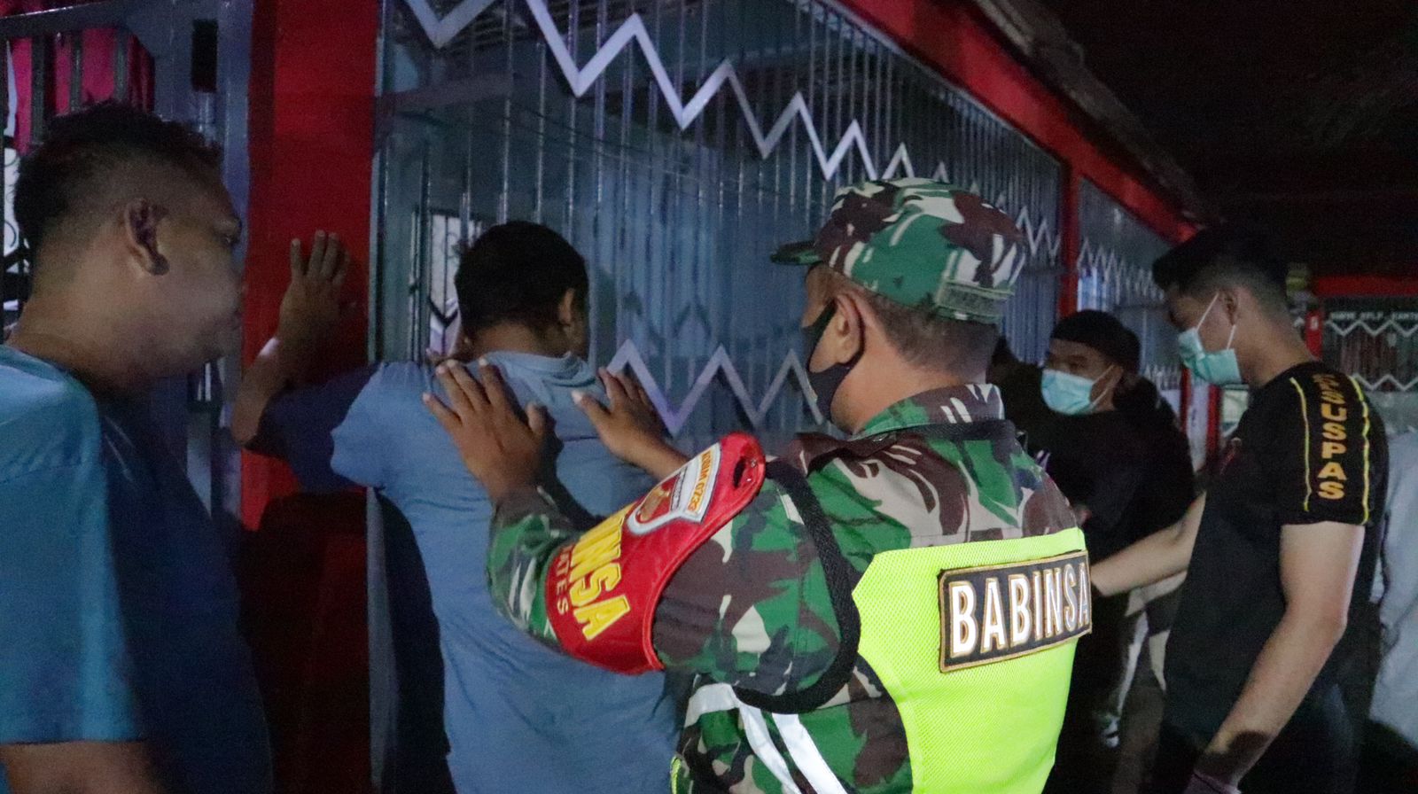 Lembaga Pemasyarakatan Kelas I Semarang bersama TNI/POLRI menggelar razia kamar hunian Warga Binaan Pemasyarakatan (WBP), Jum&rsquo;at (03/11) malam. (ISTIMEWA)&nbsp;