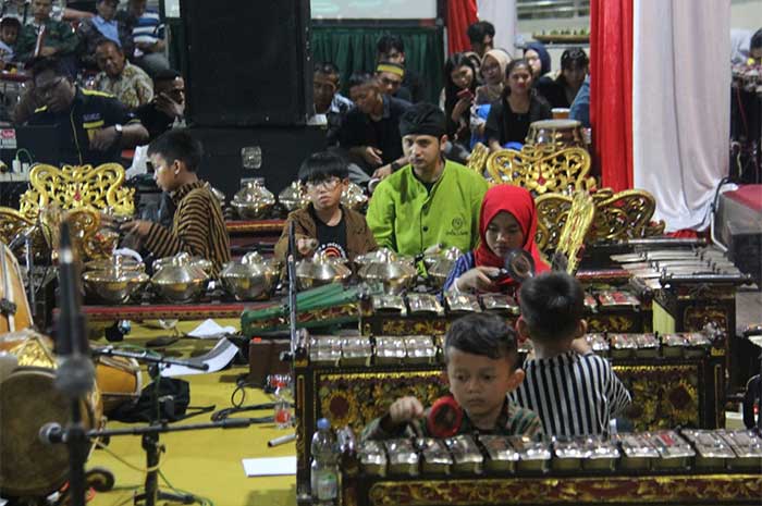 Anak-anak berlatih memainkan gamelan dan karawitan di sanggar Sindhu Laras Bocah.