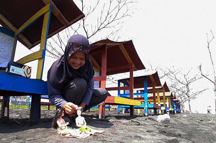 Maya Puji, kolektor Boneka Barbie saat proses pengambilan menyiapkan momen cerita untuk pengambilan foto. NUR CHAMIM/JAWA POS RADAR SEMARANG
