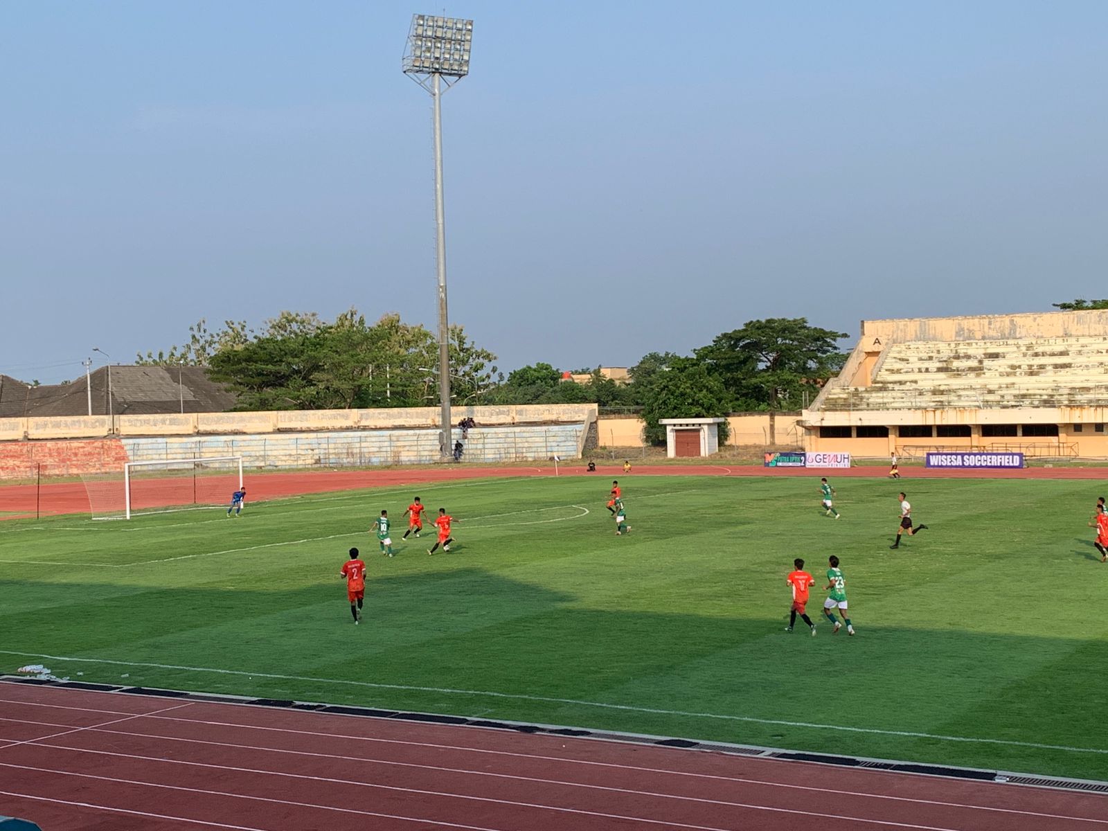 Laga perdana Persik Kendal VS Bina Sebtra SMG di kandang Stadion Utama Kebondalem Mingfu (5/11). DEVI KHOFIFATUR RIZQI/ JAWA POS RADAR SEMARANG