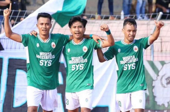 Para pemain Persik Kendal usai menandaskan Bina Sentra SMG di Stadion Utama Kebondalem Minggu (5/11) sore.