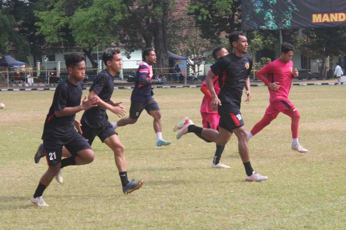 Para pemain fokuskan latihan fisik jelang laga perdana Liga 3 Jateng 2023 menghadapi Persip Kota Pekalongan, Minggu (5/11), di Stadion Hoegeng Pekalongan.&nbsp;ROFIK SYARIF G P/JAWA POS RADAR SEMARANG