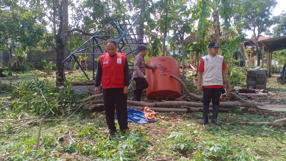 Tim BPBD Kabupaten Semarang saat melakukan pendataan usai Bencana angin puting beliung di Desa Boto, Kecamatan Bancak, Kabupaten Semarang. Maria Novena/Jawa Pos Radar Semarang