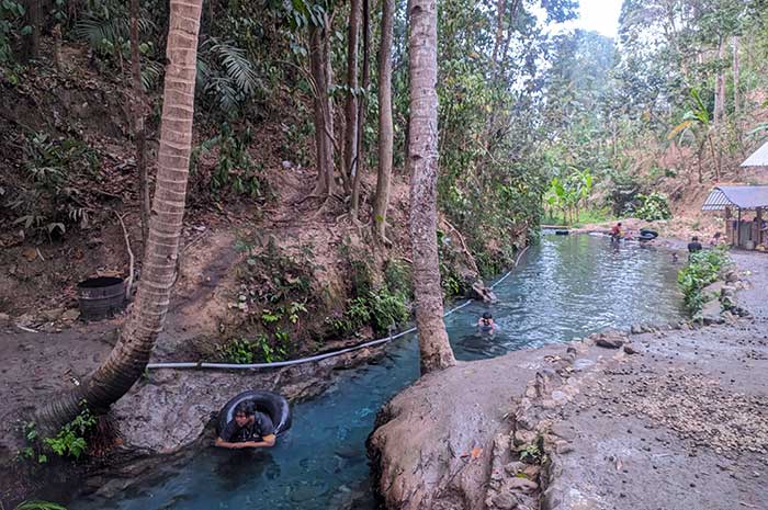 Wisatawan dapat bermain air sepuasnya di aliran air yang jernih. Nofi Triyanti/Jawa Pos Radar Semarang
