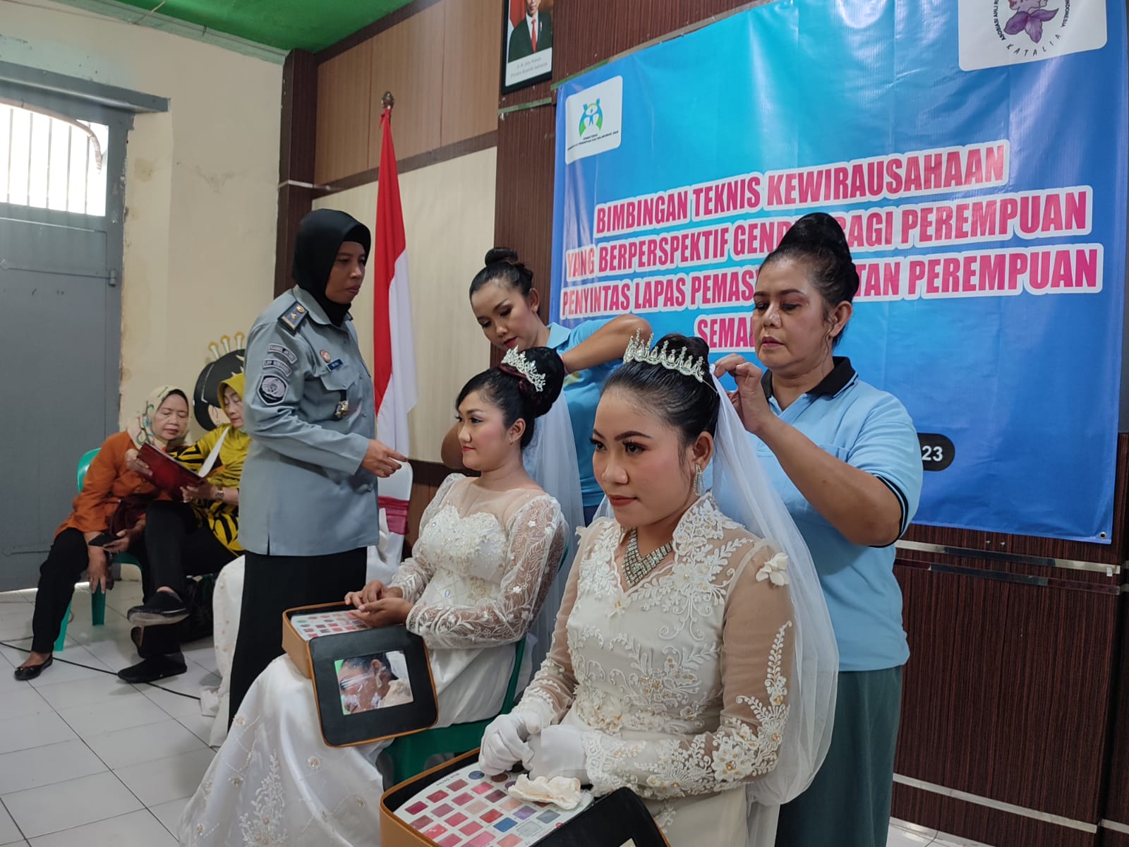 Narapidana Lapas Wanita Bulu mempraktikkan tata rias dari pelatihan kecantikan program pembinaan kemandirian, Senin (6/11).  IDA FADILAH/JAWA POS RADAR SEMARANG