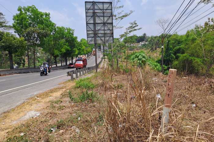 Patok bidang tanah yang terkena exit tol Jogjakarta-Bawen di pinggir Jalan Semarang-Jogjakarta. ROFIK SYARIF G P/JAWA POS RADAR SEMARANG