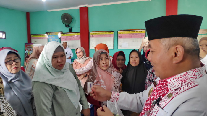 CENGKRAMA - Wakil Walikota Pekalongan, H Salahudin saat bercengkrama dengan peserta pelatihan budidaya bunga Telang, di aula Aula Kelurahan Bandengan, Kecamatan Pekalongan Utara, Selasa (7/11).