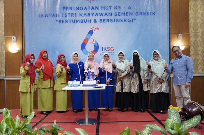 perwakilan manajemen PT Semen Gresik, perwakilan pembina IIKSG, perwakilan dari IIKSMI, beserta Ketua IIKSG pada puncak perayaan HUT IIKSG ke-6 di Ballroom Fave Hotel Rembang, 5 November 2023.