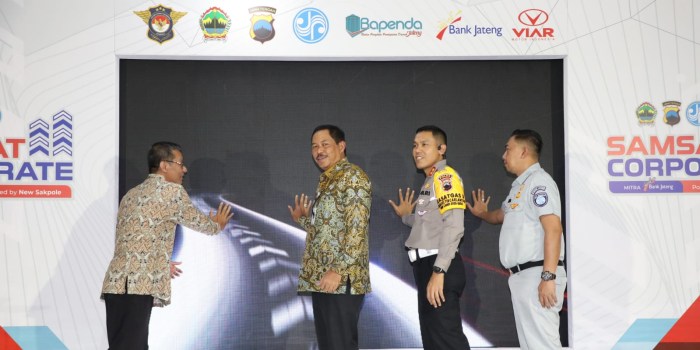 LAYANAN CORPORATE : Pj Gubernur Jateng Nana Sudjana meluncurkan program Samsat Corporate di PT Triangle Motorindo Semarang Selasa (7/11/2023).