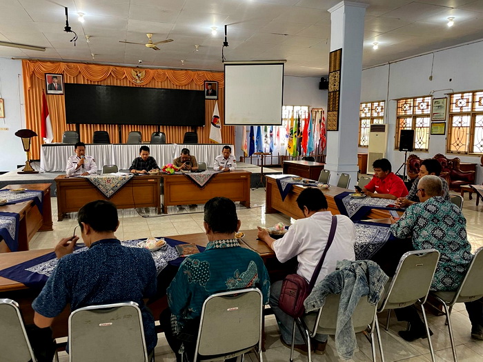 VALIDASI - KPU Kota Pekalongan saat mengudnag perwakilan Parpol untuk validasi surat suara di Aula kantor setempat, Selasa (7/11).