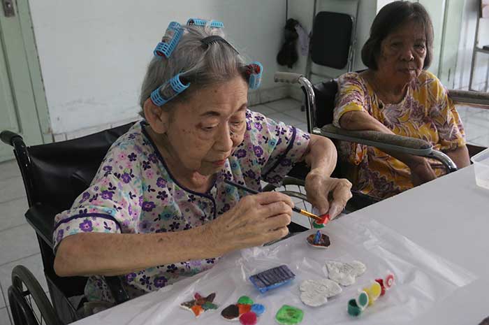 Sejumlah opa oma menuangkan masa lalunya melalui karya seni paper clay.&nbsp;NUR CHAMIM/JAWA POS RADAR SEMARANG