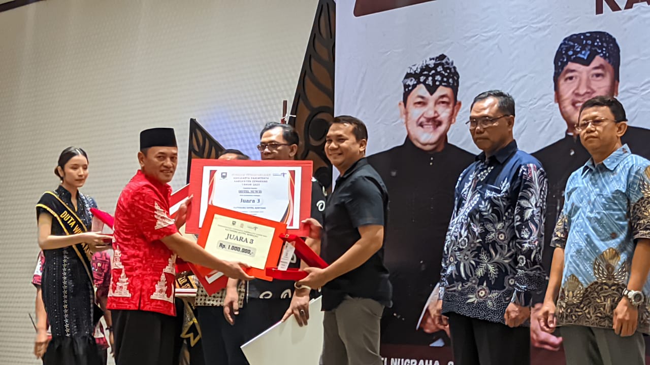 Wakil Bupati Semarang memberikan penghargaan Adhi Karya Pariwisata 2023