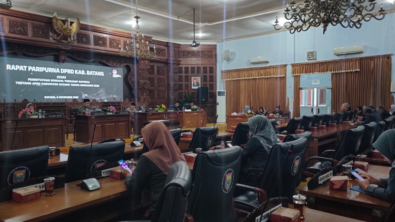 RAPAT PARIPURNA: Suasana Rapat Paripurna DPRD Kabupaten Batang, Rabu (8/11) pembahasan persetujuan bersama Raperda APBD 2024. (Riyan Fadli Jawa Pos Radar Semarang)
