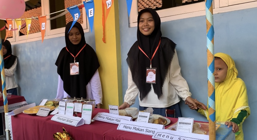 Para siswa memamerkan produk wirausaha dalam gelar karya di SMA Muhammadiyah 4 Kendal.